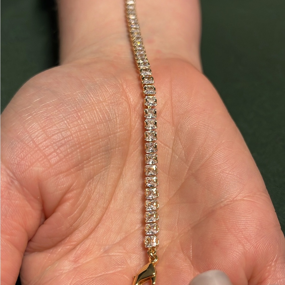 Elegant Gold plated and cz Women's tennis Bracelet. Adjustable